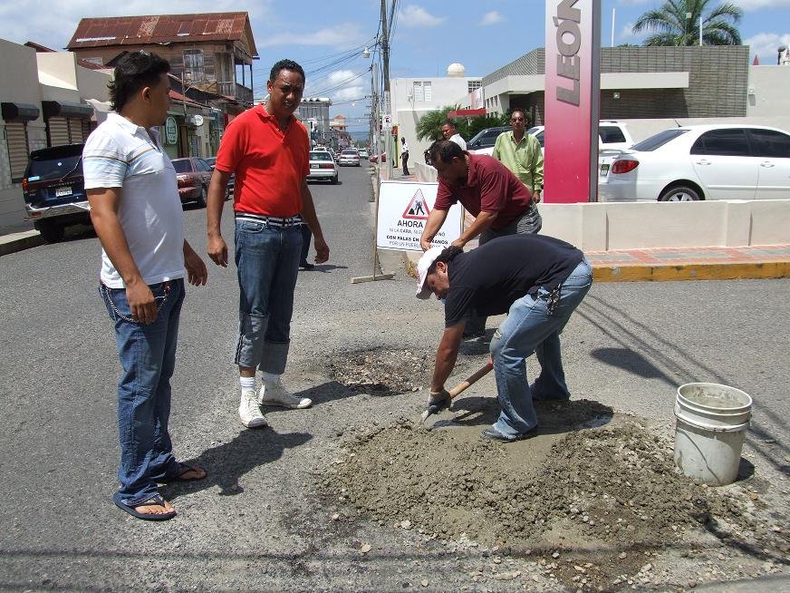 Pelegrinos bachean calles de Moca con cemento